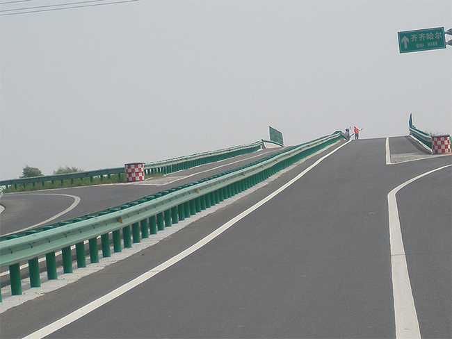三亚高速公路护栏的材质与规格